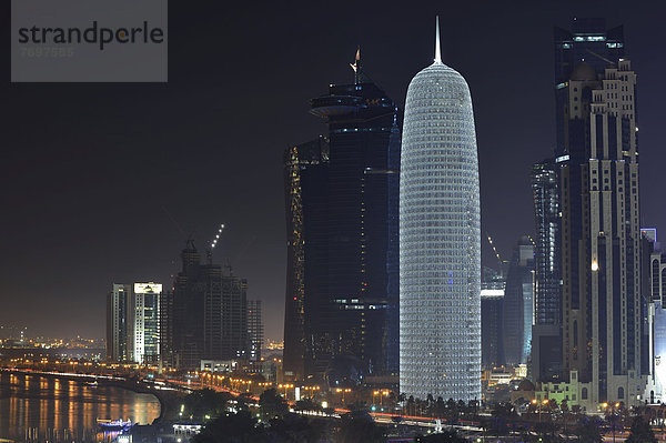 Nachtaufnahme Skyline von Doha mit Al Bidda Tower  World Trade Center  Palm Tower 1 and 2  Burj Qatar Tower  silberne Illumination