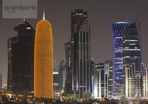 Nachtaufnahme Skyline von Doha mit Al Bidda Tower  World Trade Center  Palm Tower 1 and 2  Burj Qatar Tower  goldene Illumination  Tornado Tower