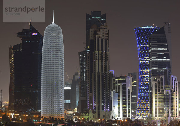 Nachtaufnahme Skyline von Doha mit Al Bidda Tower  World Trade Center  Palm Tower 1 and 2  Burj Qatar Tower silberne Illumination  Tornado Tower