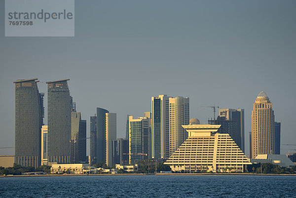 Skyline von Doha  mit Al Fardan Residences Tower  Doha Bank Tower  Hotel Doha Sheraton  Hotel Four Seasons  im Abendlicht