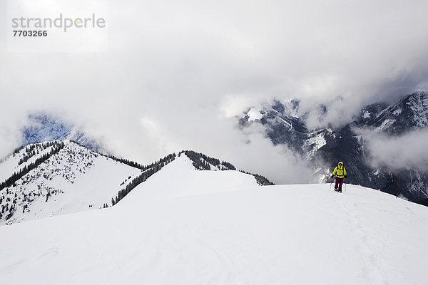 Schneeschuhgeher am Gipfelgrat des Schönalmjoch im Karwendel