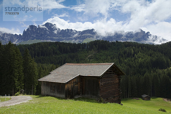 Berghütte mit Latemar  Karerpass  Dolomiten
