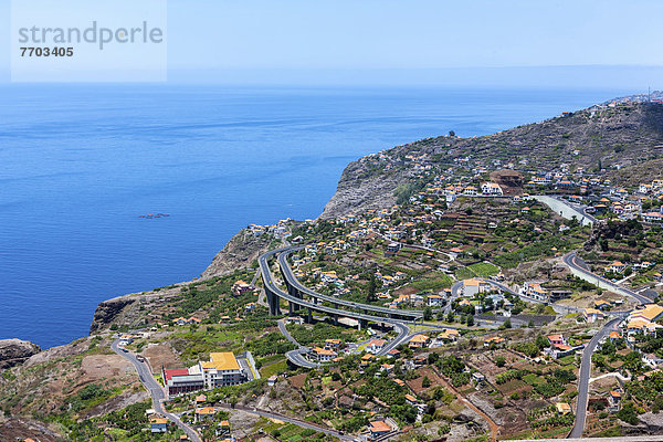 Ortsansicht von Quinta Grande mit der Autobahn an der Küste Richtung Funchal