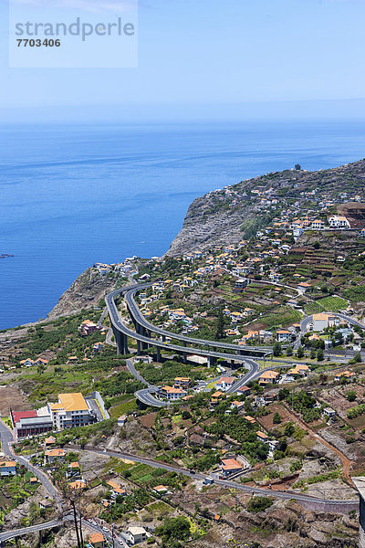 Ortsansicht Quinta Grande mit der Autobahn an der Küste Richtung Funchal