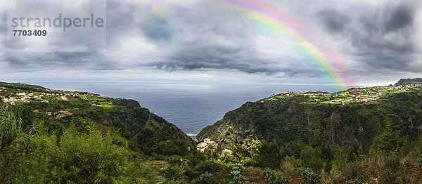 Regenbogen an der Steilküste bei Arco de Sao Jorge