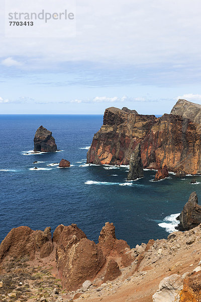 Naturschutzgebiet mit steilen Klippen auf der vulkanischen Halbinsel Ponta de Sao Lourenco