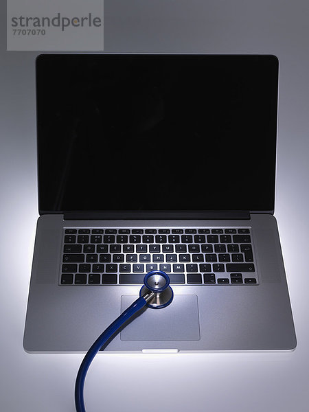 Stethoskop auf Laptop-Computer