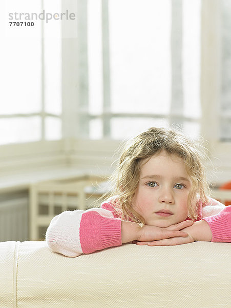 Mädchen auf dem Sofa im Wohnzimmer