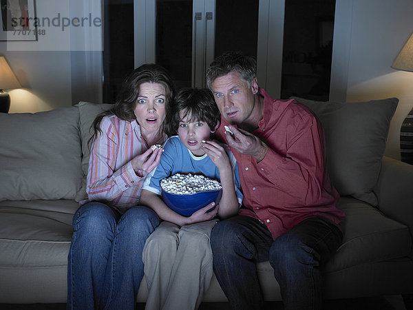 Familie schaut sich gemeinsam einen Film an