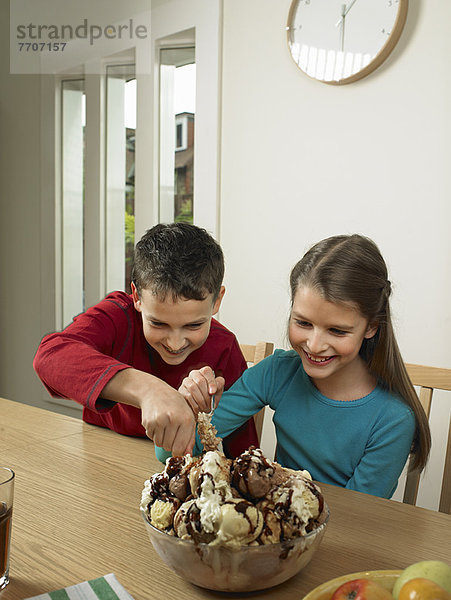 Kinder essen große Schüssel mit Eiscreme