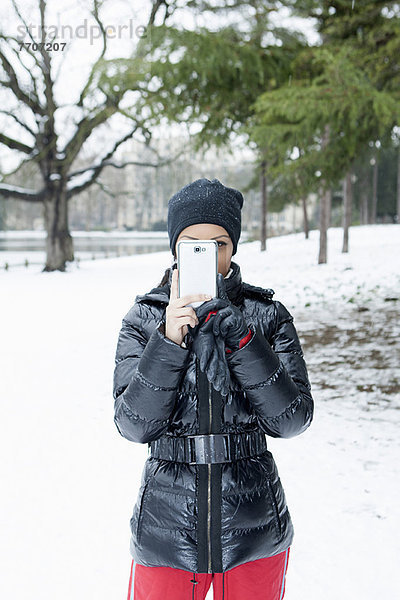 Frau fotografiert im Schneefeld