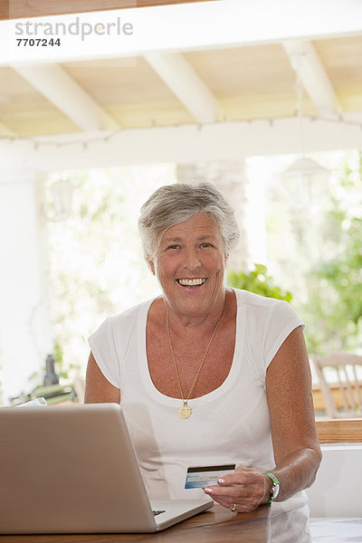 Ältere Frauen beim Online-Shopping