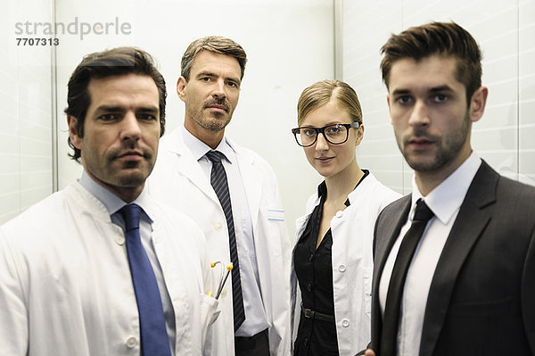 Ärzte und Geschäftsleute im Aufzug