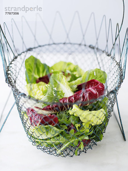 Drahtschüssel mit gemischtem Salat