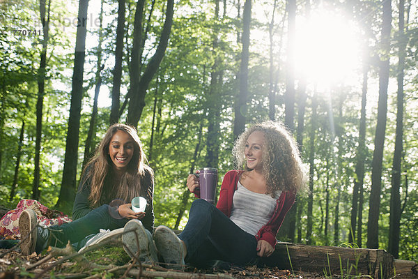 Teenagermädchen beim Picknick im Wald