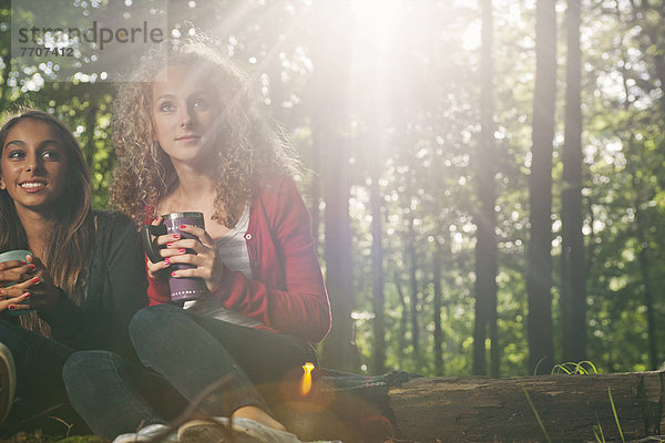 Teenagermädchen beim Picknick im Wald