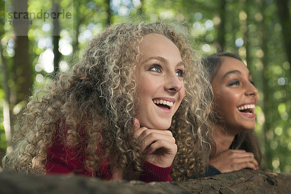 Teenagermädchen lächeln im Wald