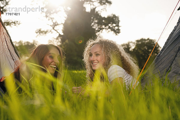 Teenagermädchen im Zelt liegend