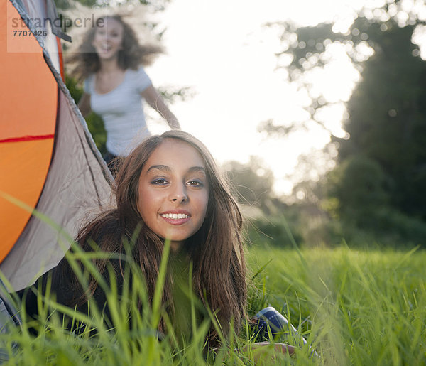 Teenager-Mädchen im Zelt auf dem Campingplatz