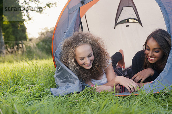 Teenager-Mädchen im Zelt auf dem Campingplatz