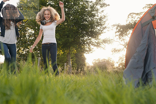 Teenager-Mädchen tanzen im Feld