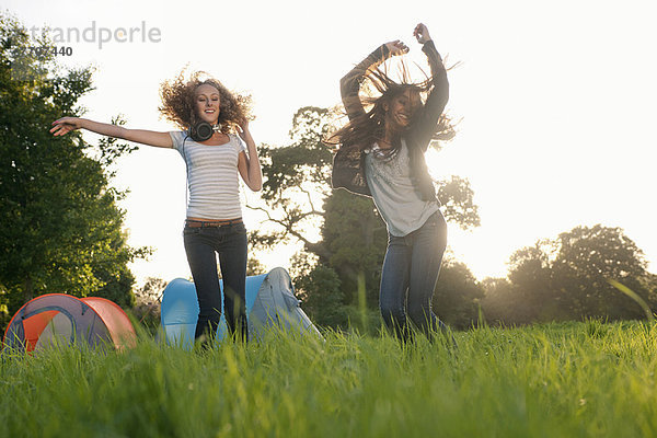 Teenager-Mädchen tanzen im Feld