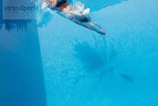 Frau schwimmt im Pool