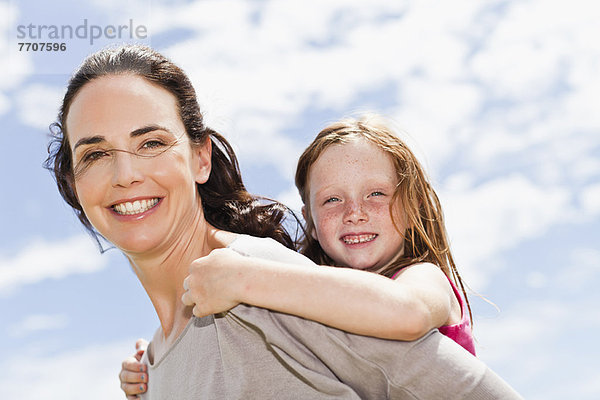 Mutter mit Tochter Huckepack