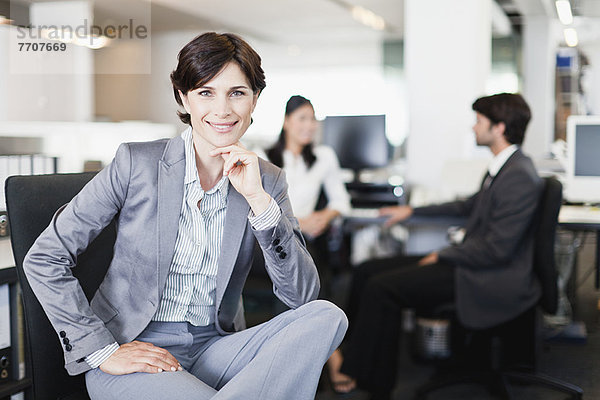 Geschäftsfrau lächelt im Büro