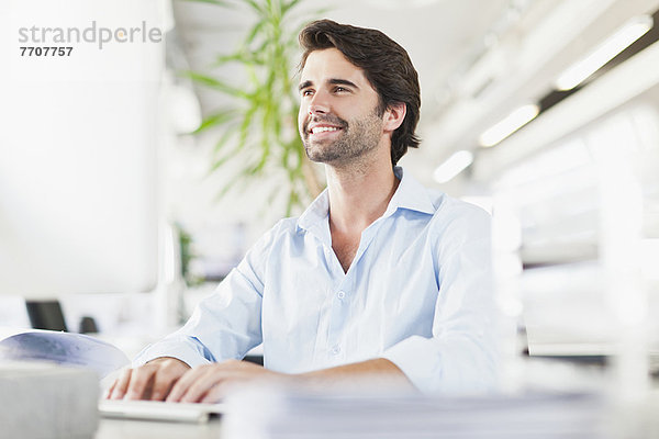 Geschäftsmann bei der Arbeit am Computer