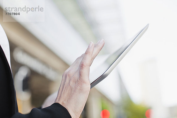 Geschäftsfrau mit Tablet-Computer