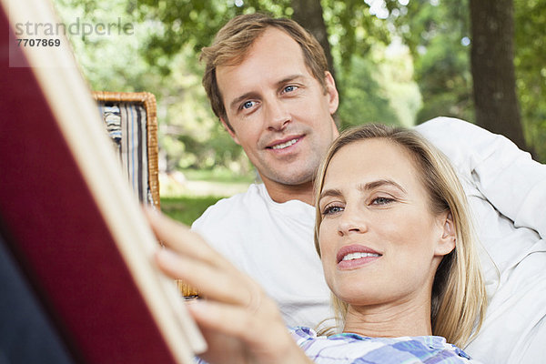 Gemeinsames Lesen im Park