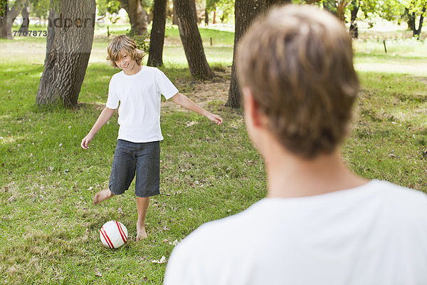 Vater und Sohn spielen im Park