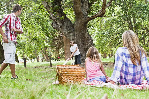 Familie entspannt gemeinsam im Park