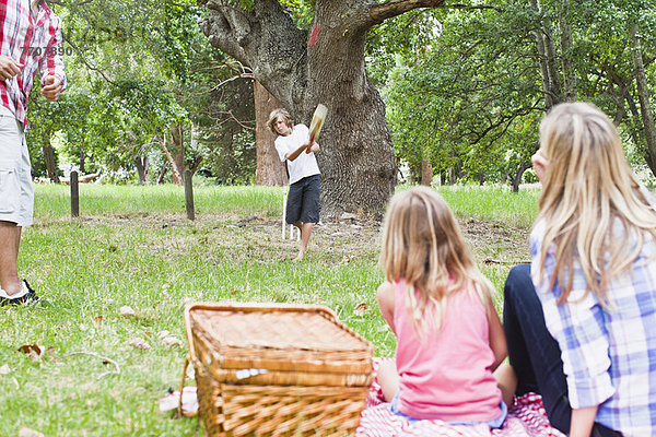 Familie entspannt gemeinsam im Park