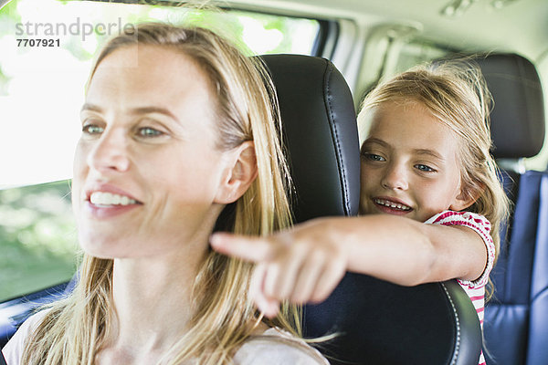 Mutter und Tochter reden im Auto