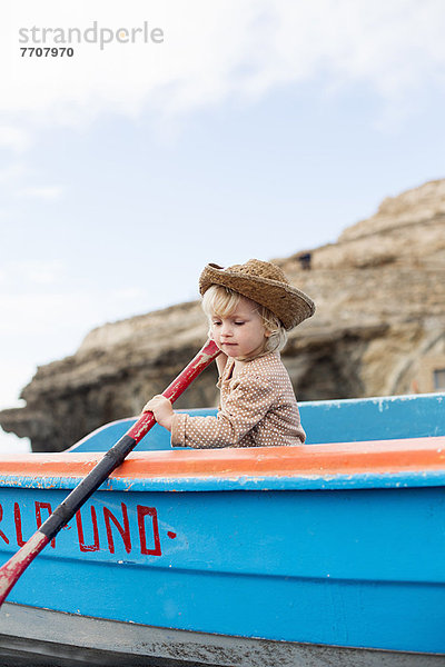 Kleinkind Mädchen Ruderboot am Strand