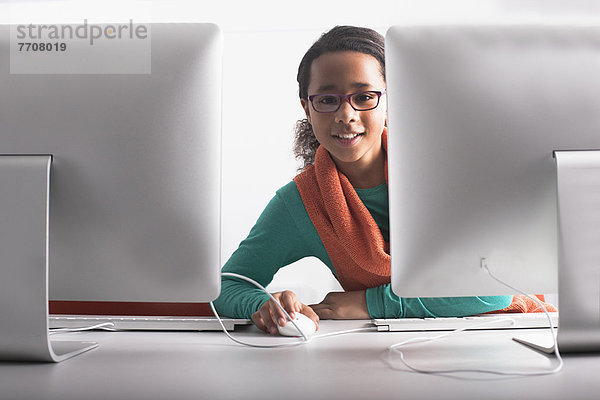 Frau mit Computer am Schreibtisch