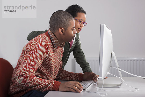 Kinder  die den Computer gemeinsam benutzen