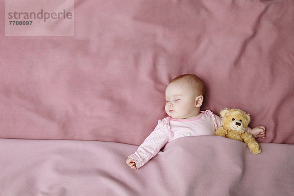 Baby Mädchen schläft im Bett