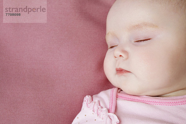 Baby Mädchen schläft im Bett