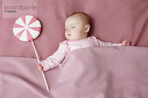 Baby Mädchen schläft im Bett