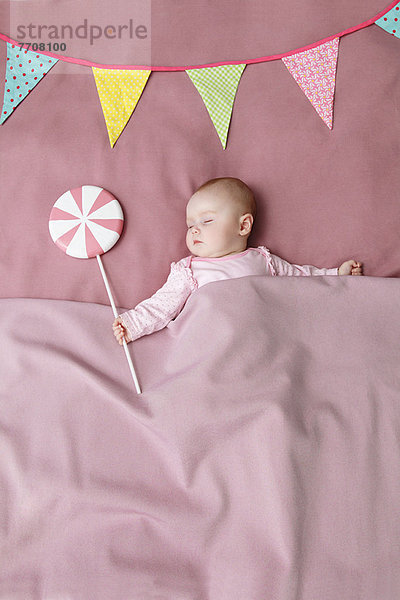 Baby Mädchen schläft im Bett