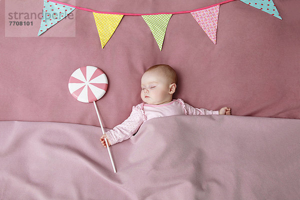 Baby Mädchen schläft im Bett