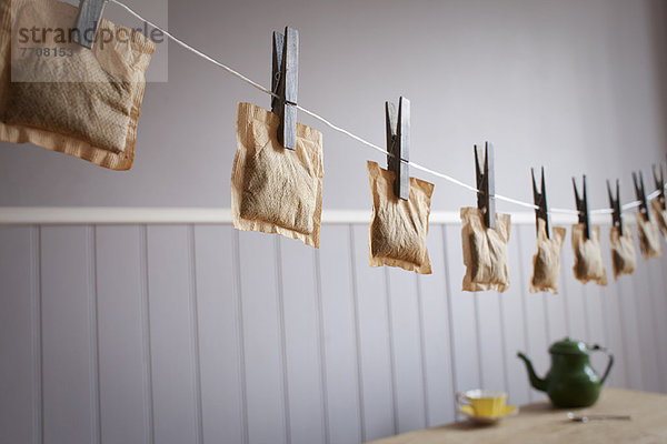 Teabags hängen von Wäscheleine