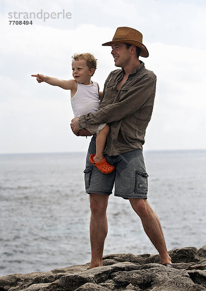 Vater und Sohn mit Blick auf den Ozean