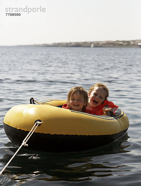 Kinder fahren im Schlauchboot