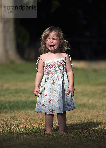 Mädchen weint im Hinterhof
