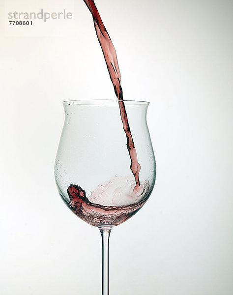 Weinausgießen im Glas