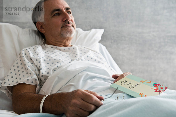 Männlicher Krankenhauspatient mit Gesundheitskarte